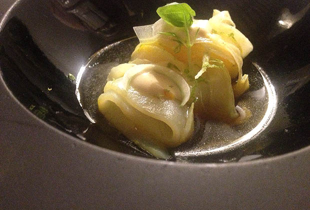 Tagliatelles de seiche au safran et fenouil, consommé de trois minutes à la tomate, mayonnaise ce coques