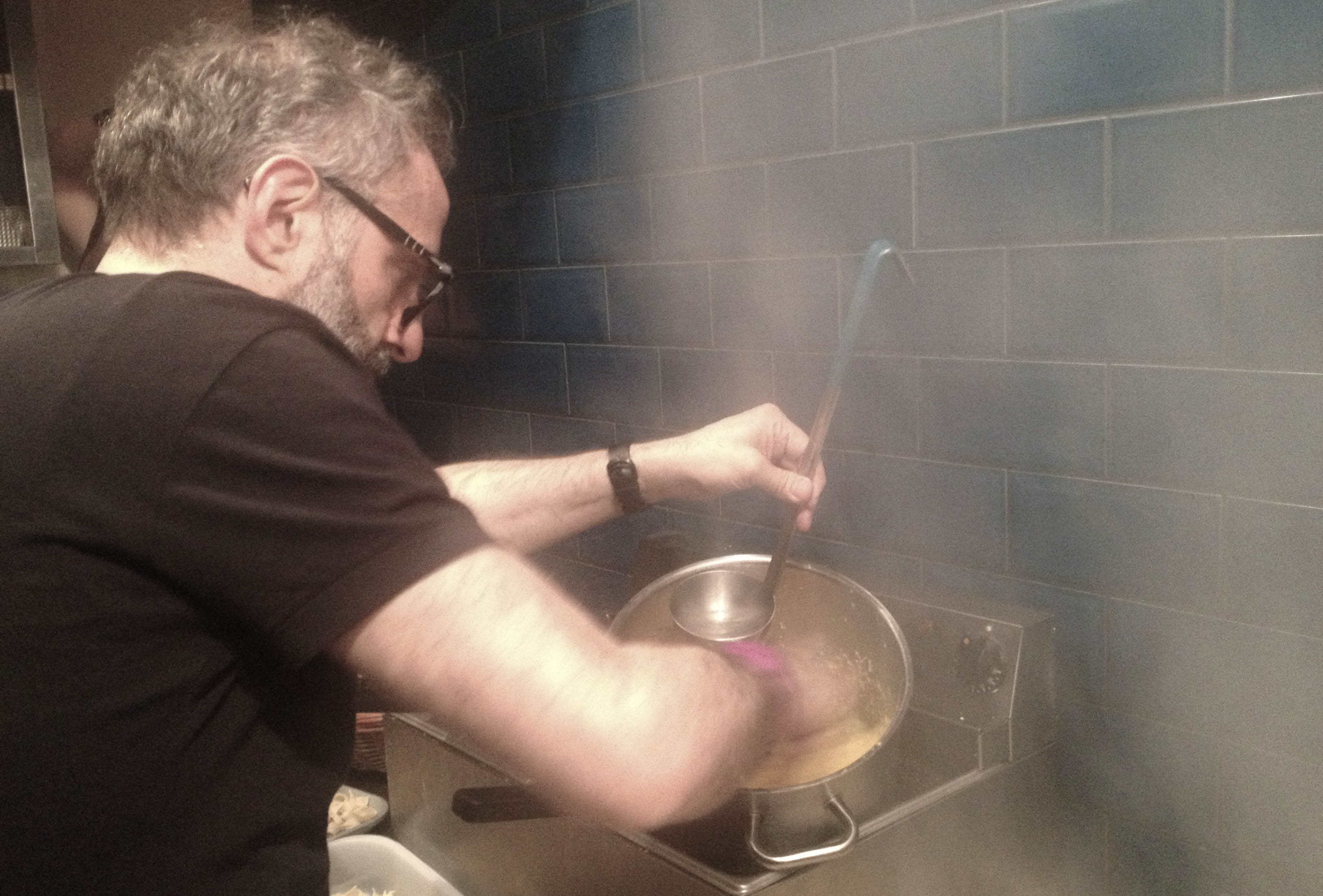 Londres 2014. Après la cérémonie des 50 Best, Massimo Bottura nous prépare des pâtes